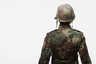 Kask içinde askerin arkadan görünüş
