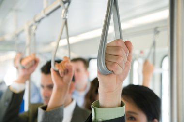 İnsanlar üzerinde hafif raylı sürme
