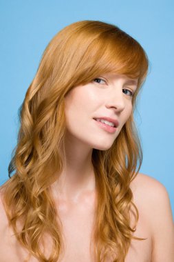 Readhead genç bir kadın portresi