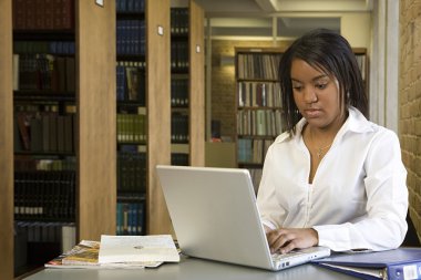 Kütüphanede çalışan kız öğrenci