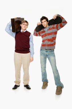 Geek ve beyaz arka plan üzerinde patenci