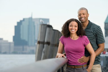 Gülümseyen bir çiftin portresi