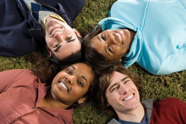 Dört öğrenci açık havada yalan