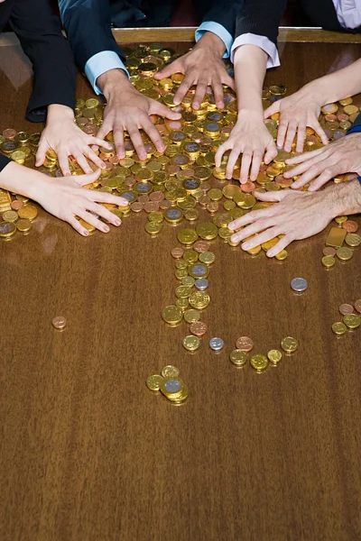 Mani che afferrano monete — Foto Stock