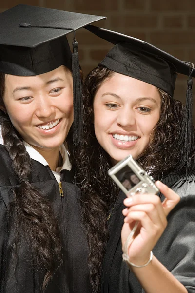 Deux diplômées prenant une photo — Photo