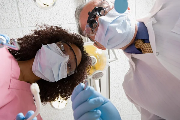 Dentiste et infirmière dentaire — Photo