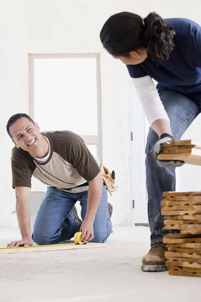 Paar bouw van een nieuwe huis — Stockfoto