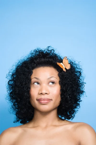 Kobieta z motyl w jej włosy — Zdjęcie stockowe