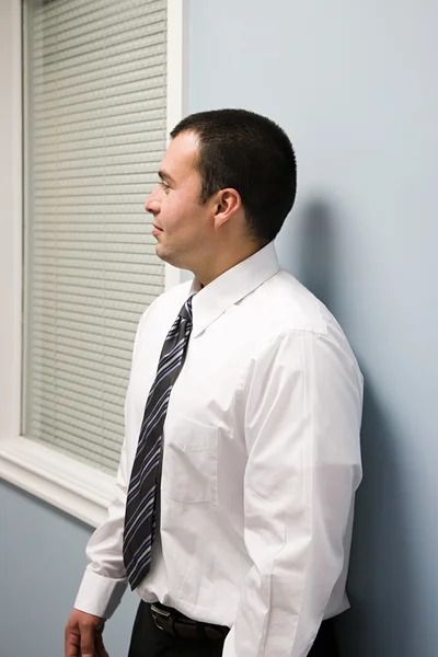 Administrativní pracovník stojící u zdi — Stock fotografie