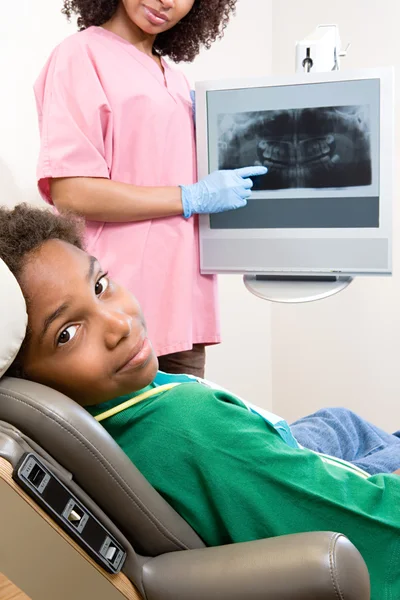 Dental nurse showing patient x ray — Stock Photo, Image