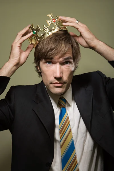 Man trying on crown — Stock Photo, Image