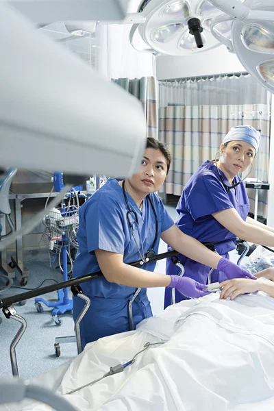 Хирурги с пациентом в операционной — стоковое фото