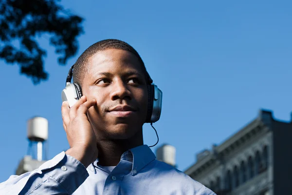 Man listening to headphones — Stock Photo, Image