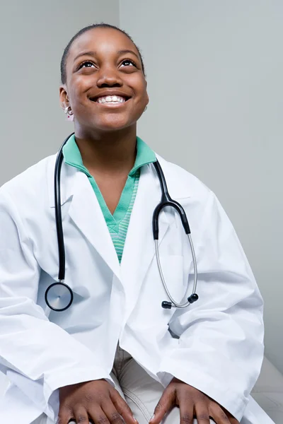 Chica en un médico abrigo —  Fotos de Stock