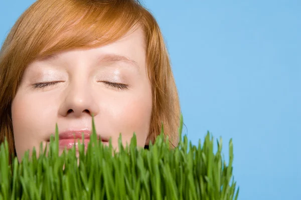 Frau riecht Gras — Stockfoto