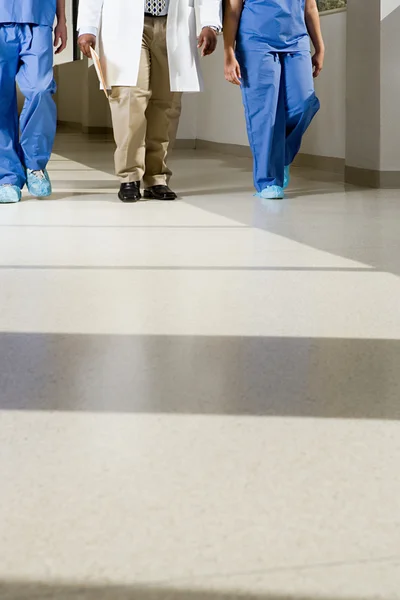 Médicos caminhando pelo corredor — Fotografia de Stock