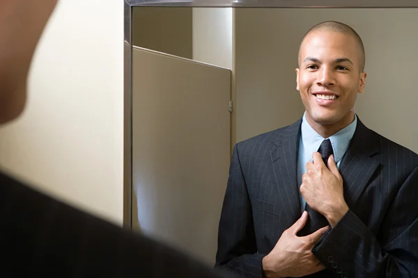 Aynadaki adam ayarlama kravat — Stok fotoğraf