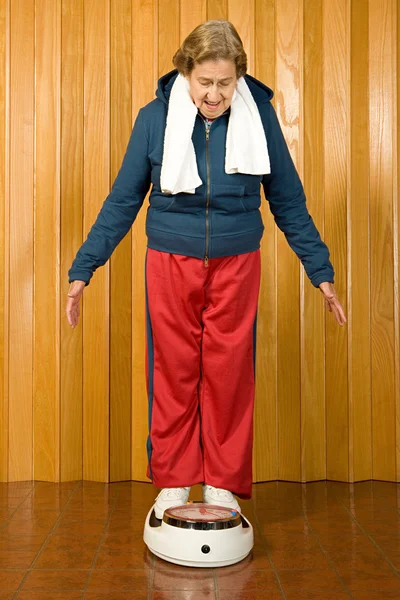 Senior woman stood on scales — Stock Photo, Image