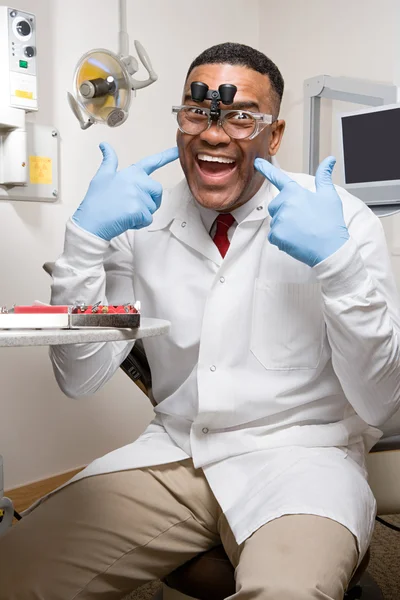 Dentista con lupas binoculares dentales — Foto de Stock