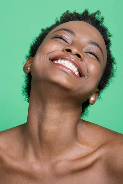 Μελαχρινή μαύρη γυναίκα, χαμογελαστά — Φωτογραφία Αρχείου