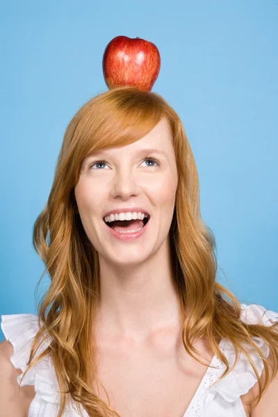 Mujer con una manzana en la cabeza — Foto de Stock