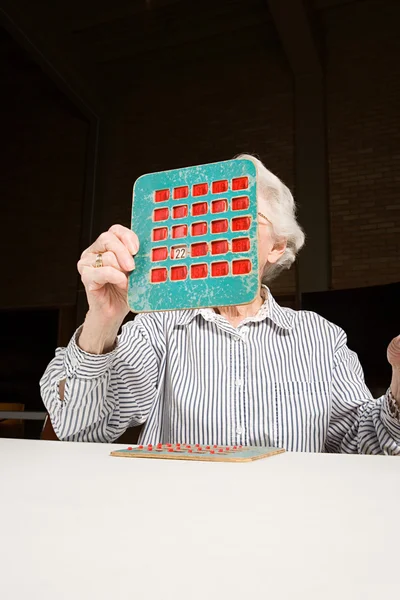 Mulher sênior jogando bingo — Fotografia de Stock