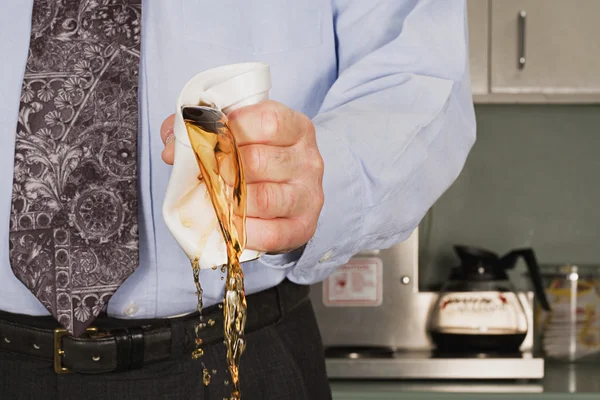 Zakenman verpletterende koffie beker — Stockfoto