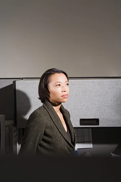 Mulher de negócios preta esteve no escritório — Fotografia de Stock