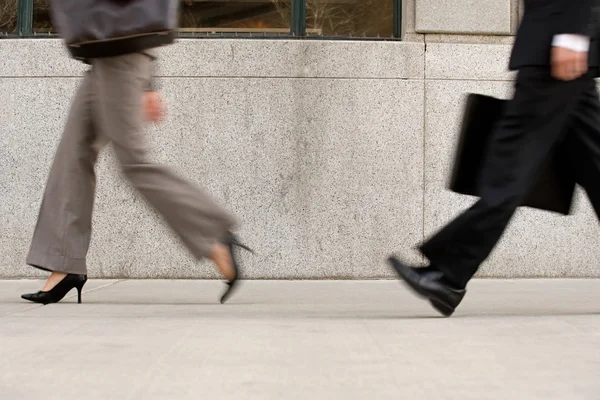 Businesspeople in hurry on city street — Stock Photo, Image