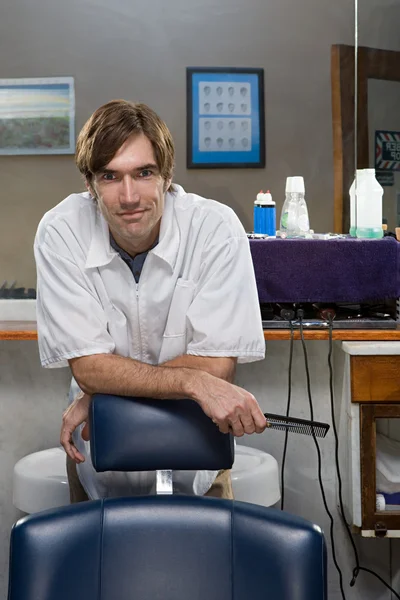 Barber smiling at camera — Stock Photo, Image