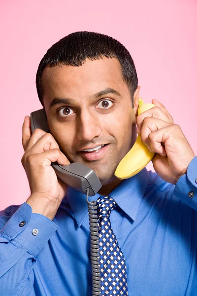 Bir muz bir telefon kullanan adam — Stok fotoğraf