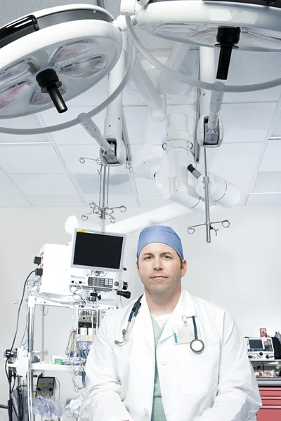Хірург в операційному театрі — стокове фото