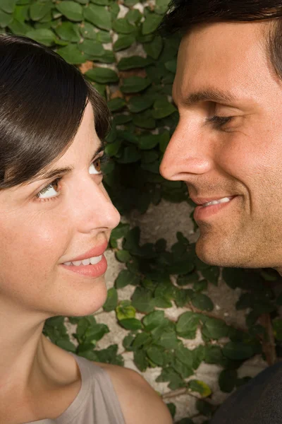 Couple gazing at each other — Stock Photo, Image