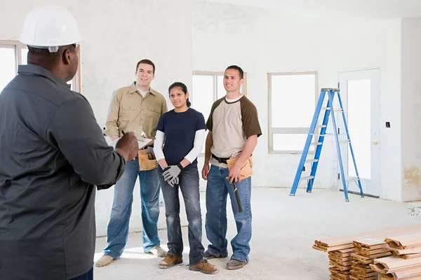 Construtores na sala da casa de construção — Fotografia de Stock