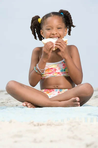 海滩上的女孩吃三明治 — 图库照片