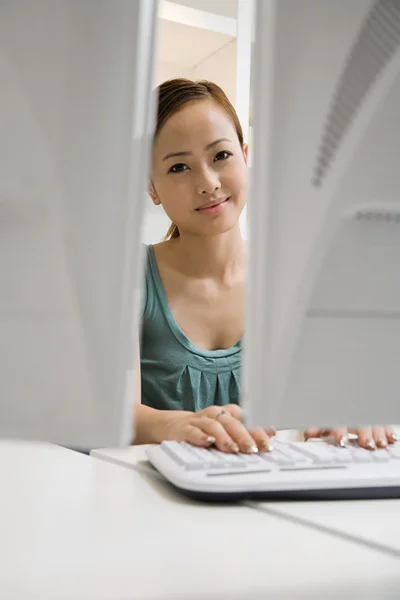Женщина, работающая на компьютере — стоковое фото
