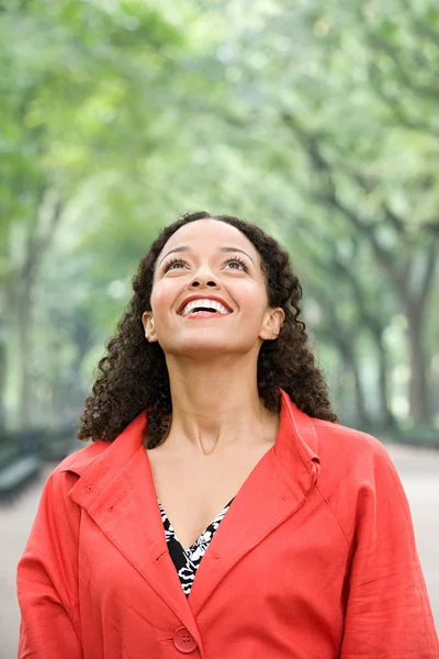 Vrouw die opkijkt en lacht — Stockfoto