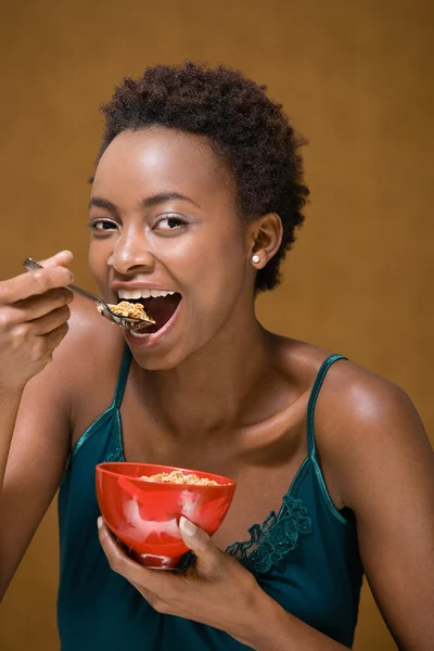 Woman eating bowl of cereal — Stock Photo, Image