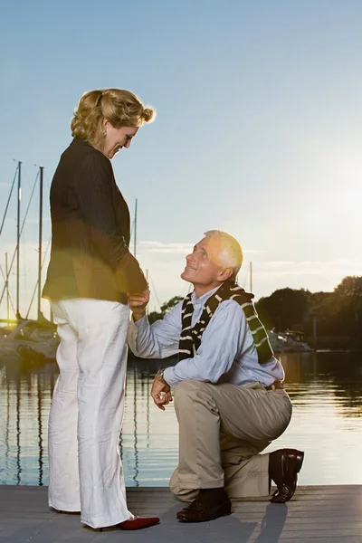 Mann macht Frau im Hafen Heiratsantrag — Stockfoto