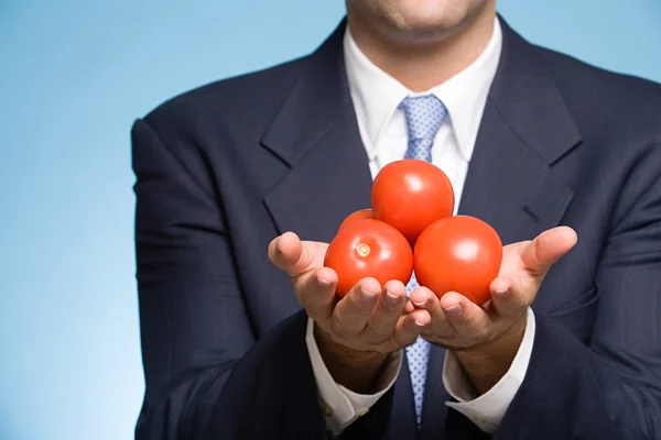 Empresario sosteniendo tomates — Foto de Stock