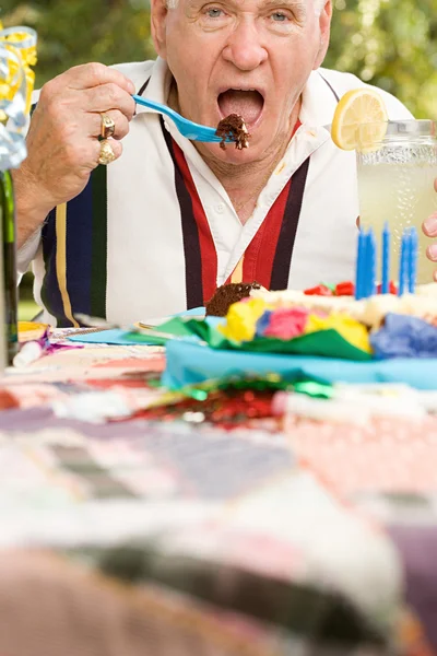 Homem sênior em uma festa de aniversário — Fotografia de Stock