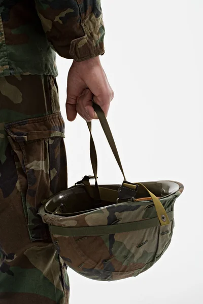 Soldado segurando capacete — Fotografia de Stock