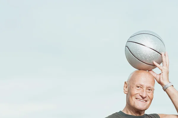 Un homme qui met du basket sur sa tête — Photo