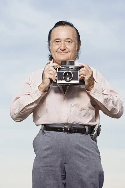 Hombre sosteniendo una cámara —  Fotos de Stock