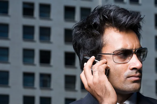 Businessman talking on mobile phone — Stock Photo, Image