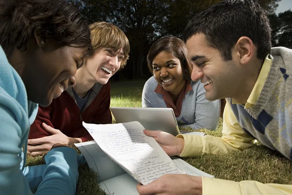 Quatre étudiants étudient en plein air — Photo