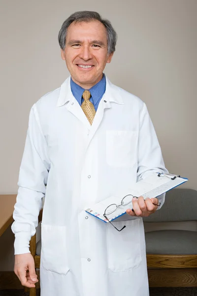 Стоматолог улыбается в камеру — стоковое фото