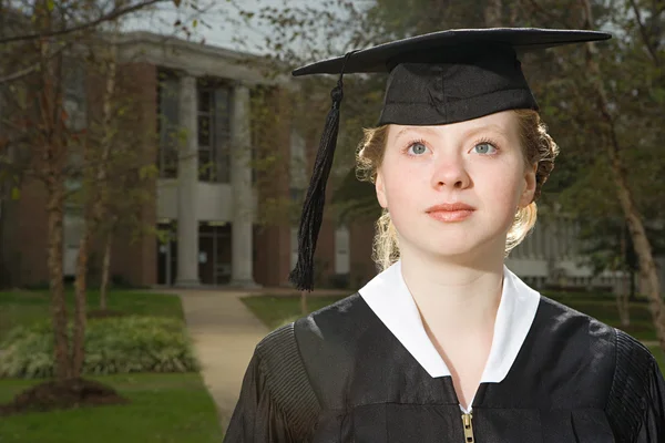 Portret van vrouwelijke afgestudeerde — Stockfoto