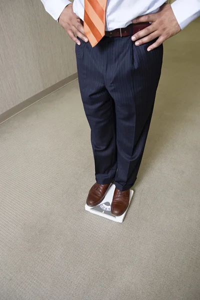 A man weighing himself — Stock Photo, Image