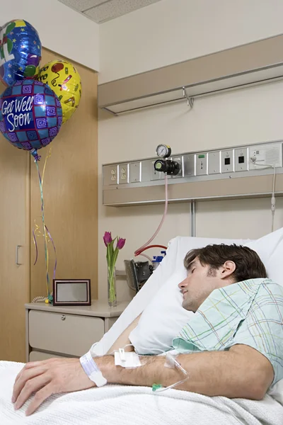 Больничный пациент спит в постели — стоковое фото